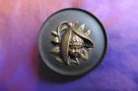Superbe bouton ancien XIXe bois et décor métal cuivré elfe dans une fleur 38 mm