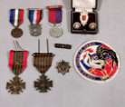 Lot médailles décorations Militaires Soldat : Croix de guerre 1939-1945 ....