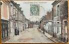 CPA colorée années 1900: YVRÉ-LE-POLIN - Rue Principale. Bon Marché à gauche