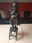 Jolie statuette en Bronze, petite fille sur une chaise,chaussure à la main.