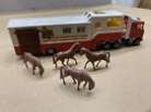 majorette camion transport de chevaux avec les chevaux 